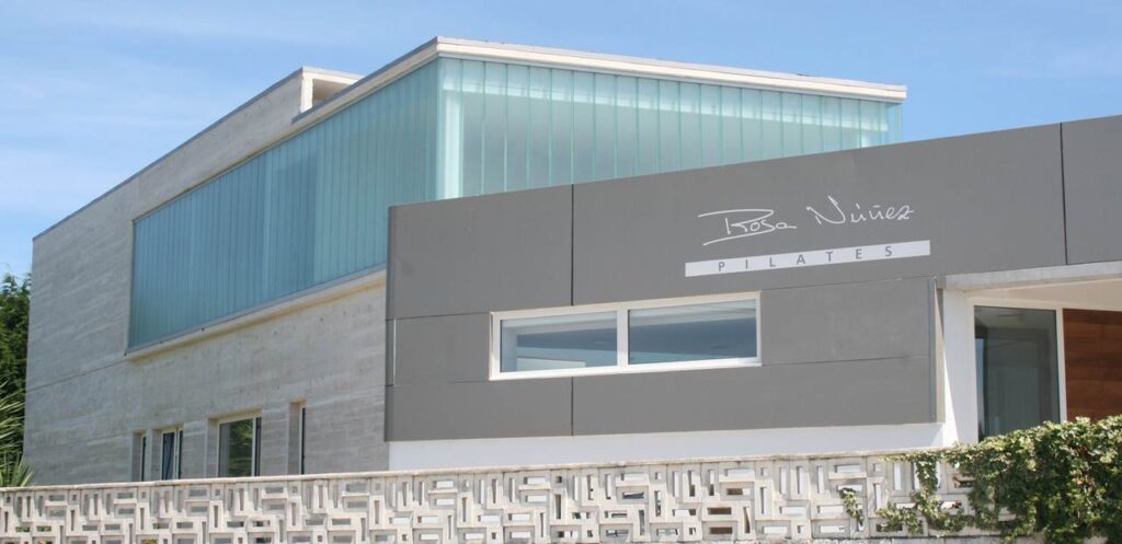 Vista exterior del Centro Rosa Núñez para la práctica de Pilates y Garuda en Santander y Cantabria.